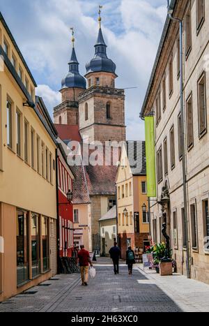 brautgasse nel centro storico con le torri della chiesa cittadina, bayreuth, alta franconia, franconia, baviera, germania Foto Stock