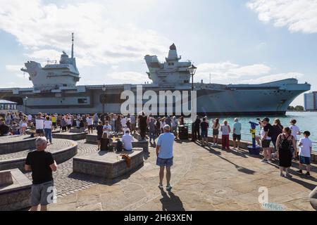 inghilterra,hampshire,portsmouth,old portsmouth,bath square,folle guardando l'arrivo del principe hms della portaerei galles Foto Stock