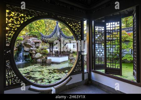 bochum, nord reno-westfalia, germania - giardino cinese, giardino botanico della ruhr-universitaet bochum. il giardino cinese qian yuan, costruito nel 1990, un classico giardino scolastico cinese del sud, è un dono dell'università partner, l'università tongji di shanghai. come parte della ruhr università bochum, il giardino botanico è principalmente utilizzato per la ricerca e l'insegnamento, ma anche per educazione e ricreazione del pubblico. Foto Stock