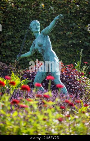 essen,north rhine-westphalia,germany - grugapark, un parco di essen, è stato creato dalla prima grande mostra orticola in ruhrland nel 1929, è stato il parco della mostra orticola federale nel 1965. nel parco ci sono più di quaranta sculture di importanti scultori, qui nel giardino perenne javelin getter di ernst seger (1937). Foto Stock