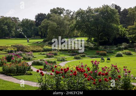 essen,north rhine-westphalia,germany - grugapark, un parco di essen, nato dalla prima grande mostra orticola dell'area della ruhr nel 1929, è stato l'area del parco della mostra orticola federale nel 1965. nel parco ci sono più di quaranta sculture di importanti scultori. Foto Stock