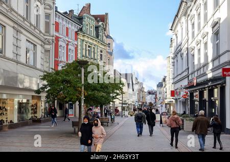 iserlohn,renania settentrionale-vestfalia,germania - paesaggio urbano di iserlohn. passers-by passeggiata nella zona pedonale nella città vecchia in tempi della zona della corona pandemia. iserlohn è una grande città nel maerkischer kreis nella renania settentrionale-vestfalia e con circa 93,000 abitanti la città più grande nel maerkischer kreis e nel sauerland appartiene alla regione metropolitana europea reno-ruhr ed è classificato come centro di medie dimensioni. Foto Stock