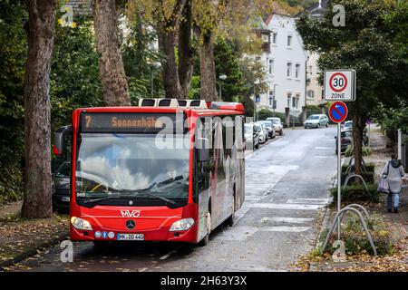 iserlohn, renania settentrionale-vestfalia, germania - un autobus della maerkische verkehrsgesellschaft mvg sulla linea 7 sonnenhoehe guida attraverso una strada residenziale tranquilla traffico a 30 km / h. Foto Stock