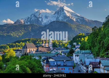 centro città con collegiata e chiesa parrocchiale contro watchmann 2713m in serata sole, berchtesgaden, alpi berchtesgaden, berchtesgadener terra, alta baviera, baviera, germania Foto Stock