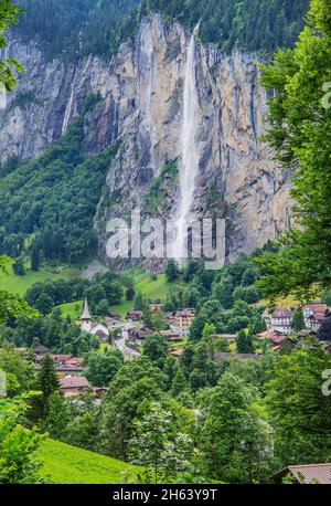 vista del luogo con cascata staubbach, lauterbrunnen, valle lauterbrunnen, alpi bernesi, oberland bernese, cantone di berna, svizzera Foto Stock