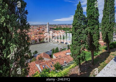 vista dell'adige e del centro storico con ponte pietra e cattedrale, verona, valle dell'adige, provincia di verona, veneto, italia Foto Stock