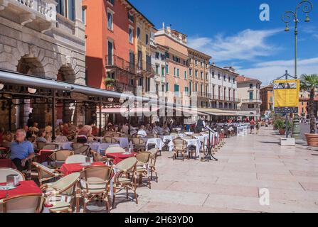 case storiche sulla piazza bra con caffè di strada nel centro storico,verona,adige,valle dell'adige,provincia di verona,veneto,italia Foto Stock