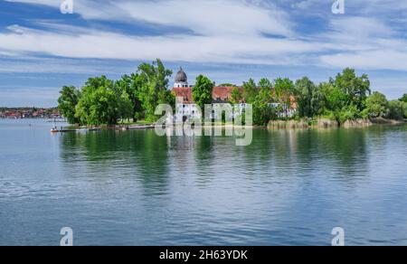 vista sull'isola dal lago con il monastero di frauenwörth, fraueninsel, comune chiemsee, chiemsee, chiemgau, alta baviera, germania Foto Stock