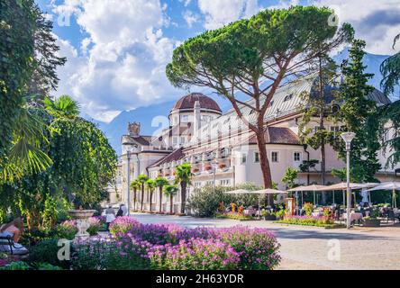 passeggiata termale con kurhaus,merano,etschtal,burggrafenamt,alto adige,provincia bolzano,trentino-alto adige,italia Foto Stock