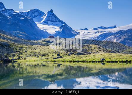 stellisee con berghaus fluhalp contro strahlhorn 4190m e adlerhorn 3988m, zermatt, mattertal, alpi vallesi, vallese, svizzera Foto Stock
