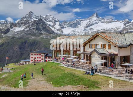 mountain inn con terrazza solarium sul riffelberg contro l'obergabelhorn 4063m e zinalrothorn 4221m, zermatt, mattale, alpi del vallese, vallese, svizzera Foto Stock