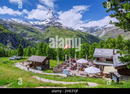 mountain inn con terrazza solarium sul riffelalp contro matterhorn 4478m, zermatt, mattertal, alpi del vallese, vallese, svizzera Foto Stock