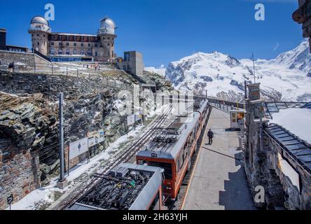 gornergratbahn nella stazione di montagna con la casa di vertice contro il massiccio del monte rosa con la dufourspitze 4634m, zermatt, mattertal, alpi del vallese, vallese, svizzera Foto Stock