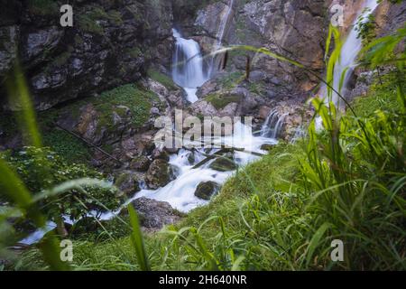 la cascata del waldbachstrub vicino a hallstatt, l'austria escherntal. Foto Stock