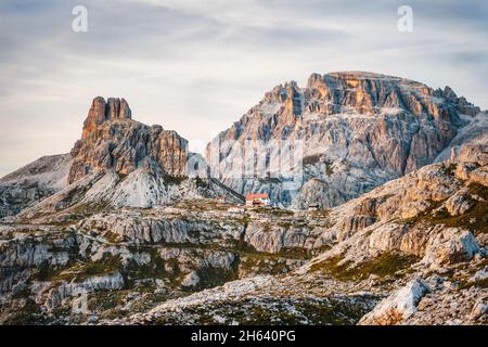 dreizinnenhuette - rifugio antonio locatelli nel parco nazionale delle tre cime di lavaredo, dolomiti, alto adige, italia. Foto Stock
