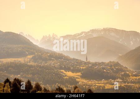 paesaggio montano altoatesino con vista sulle tre cime in lontananza Foto Stock