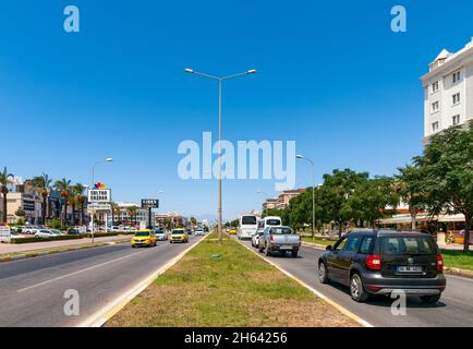 strada principale trafficata a lara, antalya, turchia Foto Stock