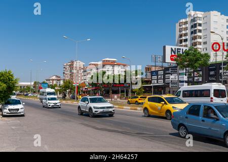 strada principale trafficata a lara, antalya, turchia Foto Stock