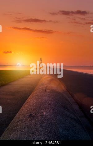 croce fuoco di marca a wilhelmshaven alla luce della sera Foto Stock