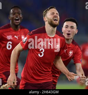 Roma, Italia. 12 novembre 2021. Il Silvan Widmer (front) della Svizzera celebra il suo obiettivo durante la Coppa del mondo FIFA Qatar 2022, la partita di calcio del Gruppo C tra Italia e Svizzera a Roma, Italia, il 12 novembre 2021. Credit: Augusto Casasoli/Xinhua/Alamy Live News Foto Stock