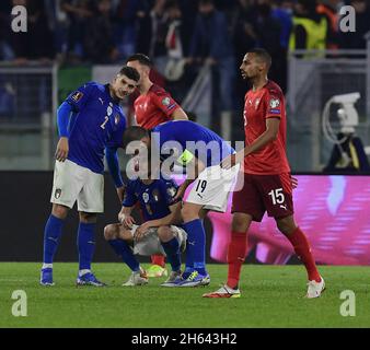 Roma, Italia. 12 novembre 2021. Il Jorginho italiano (bottom) reagisce dopo la Coppa del mondo FIFA Qatar 2022 qualificazione del Gruppo C tra Italia e Svizzera a Roma, Italia, il 12 novembre 2021. Credit: Augusto Casasoli/Xinhua/Alamy Live News Foto Stock