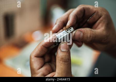 Chiudere la vista della macchina copiatrice con chiave. Duplicare la macchina per creare una nuova chiave. Tema fabbro. Chiavi vuote per il taglio. Apriporta auto moderna nera. Foto Stock