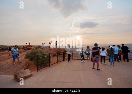 Arizona, Stati Uniti - 28 settembre 2021 spettacolare Horseshoe Bend Overlook. Turisti che si godono il tramonto Foto Stock