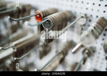 Chiudere la vista della chiave. Duplica Crea nuova chiave. Tema fabbro. Chiavi vuote per il taglio. Foto Stock