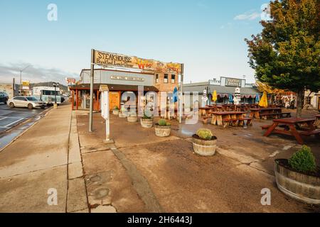 Williams, Arizona, Stati Uniti d'America - 27 settembre 2021 Wild West Junction situato lungo la storica Route 66 è il luogo di notte in Williams per avere un buon adulto Foto Stock