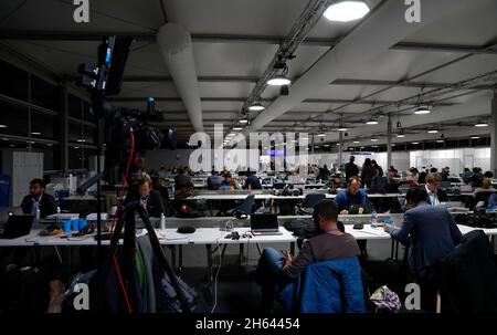 Glasgow, Regno Unito. 12 novembre 2021. I membri della stampa sono al lavoro nel corso della 26a sessione della Conferenza delle parti (COP26) alla Convenzione quadro delle Nazioni Unite sui cambiamenti climatici a Glasgow, Regno Unito, il 12 novembre 2021. Alok Sharma, presidente della conferenza delle Nazioni Unite sui cambiamenti climatici in corso a Glasgow, in Scozia, ha dichiarato venerdì che si aspettava che i negoziati per un accordo continueranno fino a sabato pomeriggio. La COP26 di due settimane era originariamente prevista per la fine di venerdì. Credit: Han Yan/Xinhua/Alamy Live News Foto Stock