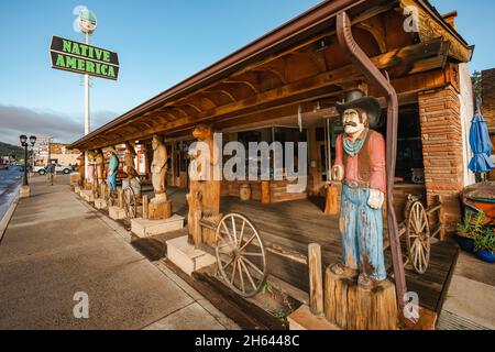 Williams, Arizona, Stati Uniti d'America - 27 settembre 2021 Negozio di nativi America nel centro di Williams su una strada storica 66, vista sulla strada Foto Stock