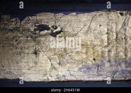 Cracked vernice dorata su tela primo piano sfondo moderno alto qualità di stampa Foto Stock