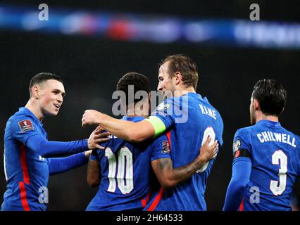 Londra, Regno Unito. 12 novembre 2021. Harry Kane (2nd R) dell'Inghilterra festeggia il punteggio con i suoi compagni di squadra durante la partita di calcio del gruppo C di qualificazione della Coppa del mondo FIFA Qatar 2022 tra Inghilterra e Albania a Londra, in Gran Bretagna, il 12 novembre 2021. Credit: Li Ying/Xinhua/Alamy Live News Foto Stock