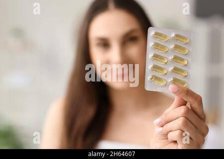 Mano femminile e capsule con vitamina A, primo piano Foto Stock