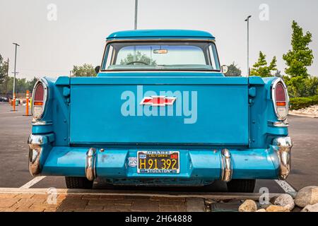 Reno, NV - 6 agosto 2021: 1957 Chevrolet Task Force Cameo Carrier pick Truck presso un'esposizione di automobili locale. Foto Stock