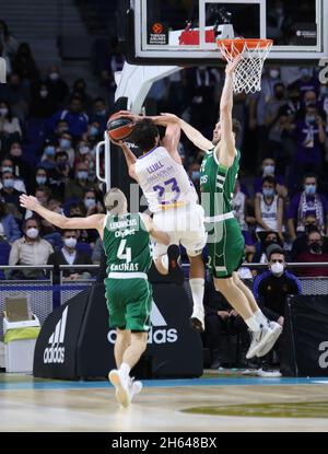 Madrid, Spagna. 12 novembre 2021. Centro Wizink. 12 novembre 2021. Madrid, Spagna; Turkish Airlines Eurolega Basketball, Real Madrid versus Zalgiris Kaunas; Sergio Lullo (Real Madrid Baloncesto) si spezza dalla difesa di Lukas Lekavicius e Janis Strelnieks (Zalgiris Kaunas) credito: Action Plus Sports/Alamy Live News credito: Action Plus Sports Images/Alamy Live News Foto Stock