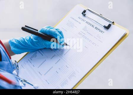 il personale ospedaliero raccoglie i dati medici del paziente prima del trattamento Foto Stock