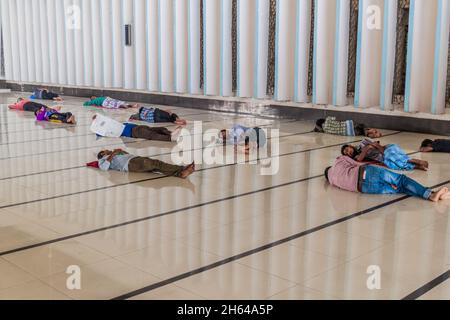 DHAKA, BANGLADESH - 20 NOVEMBRE 2016: La gente dorme nella Moschea Nazionale di Baiitul Mukarram a Dhaka, Bangladesh Foto Stock