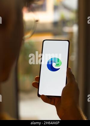 West Bangal, India - 11 novembre 2021: Logo Microsoft Edge sullo schermo del telefono immagine stock. Foto Stock