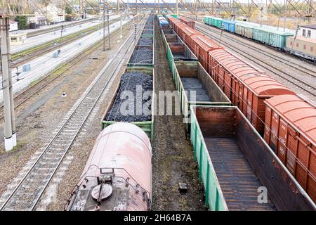 Treno merci auto aperte caricate con carbone carico, stazionarie in un deposito su rotaie. Karaganda, Kazakistan, Asia centrale Foto Stock