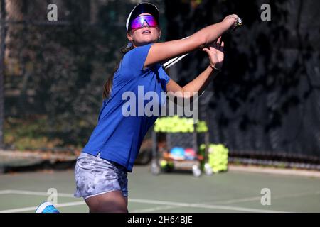 Il professionista di tennis Marina Oetiker, giocando al Downtown Tennis Club, a New York City, 21/2021/10 modello rilasciato Foto Stock