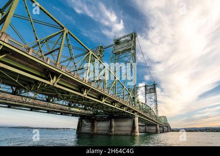 I tralicci sezionali ad arco sollevano il ponte levatoio Columbia River Interstate sul fiume Columbia attraverso il quale l'Interstate i-5 passa lungo l'intero ovest Foto Stock