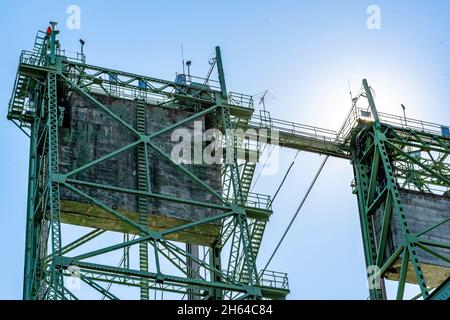 Parte del trasporto sezionale travata dal Columbia River Interstate Lift Bridge sul fiume Columbia attraverso il quale passa l'autostrada Interstate i-5 Foto Stock