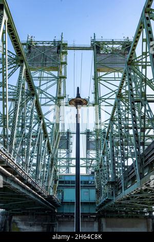 I tralicci sezionali ad arco sollevano il ponte levatoio Columbia River Interstate sul fiume Columbia attraverso il quale l'Interstate i-5 passa lungo l'intero ovest Foto Stock