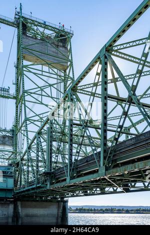 I tralicci sezionali ad arco sollevano il ponte levatoio Columbia River Interstate sul fiume Columbia attraverso il quale l'Interstate i-5 passa lungo l'intero ovest Foto Stock