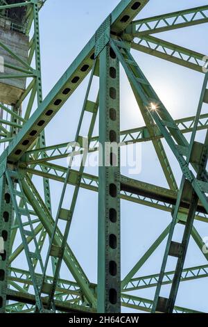 Lucentezza di luce solare da parte di tralicci di trasporto sezionali Ponte di sollevamento con torri e contrappesi in calcestruzzo con raggi solari che penetrano nel int Foto Stock