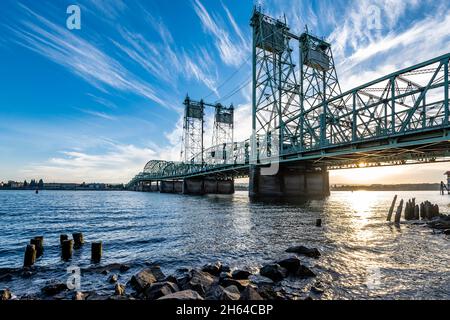 I tralicci sezionali ad arco sollevano il ponte levatoio Columbia River Interstate sul fiume Columbia attraverso il quale l'Interstate i-5 passa lungo l'intero ovest Foto Stock