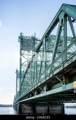 Trasporto sezionale ad arco, ponte sull'Interstate Lift sul fiume Columbia attraverso il quale passa l'Interstate i-5 Foto Stock