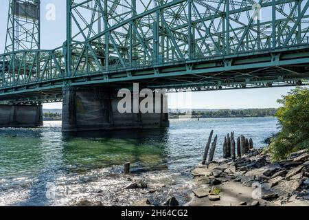 Trasporto ad arco, ponte Columbia River Interstate Lift sul fiume Columbia, attraverso il quale l'Interstate i-5 passa lungo l'intero wes Foto Stock