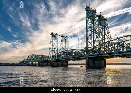 Trasporto ad arco, ponte levatoio Columbia River Interstate sul fiume Columbia, attraverso il quale l'autostrada Interstate i-5 passa lungo tutto il West Foto Stock